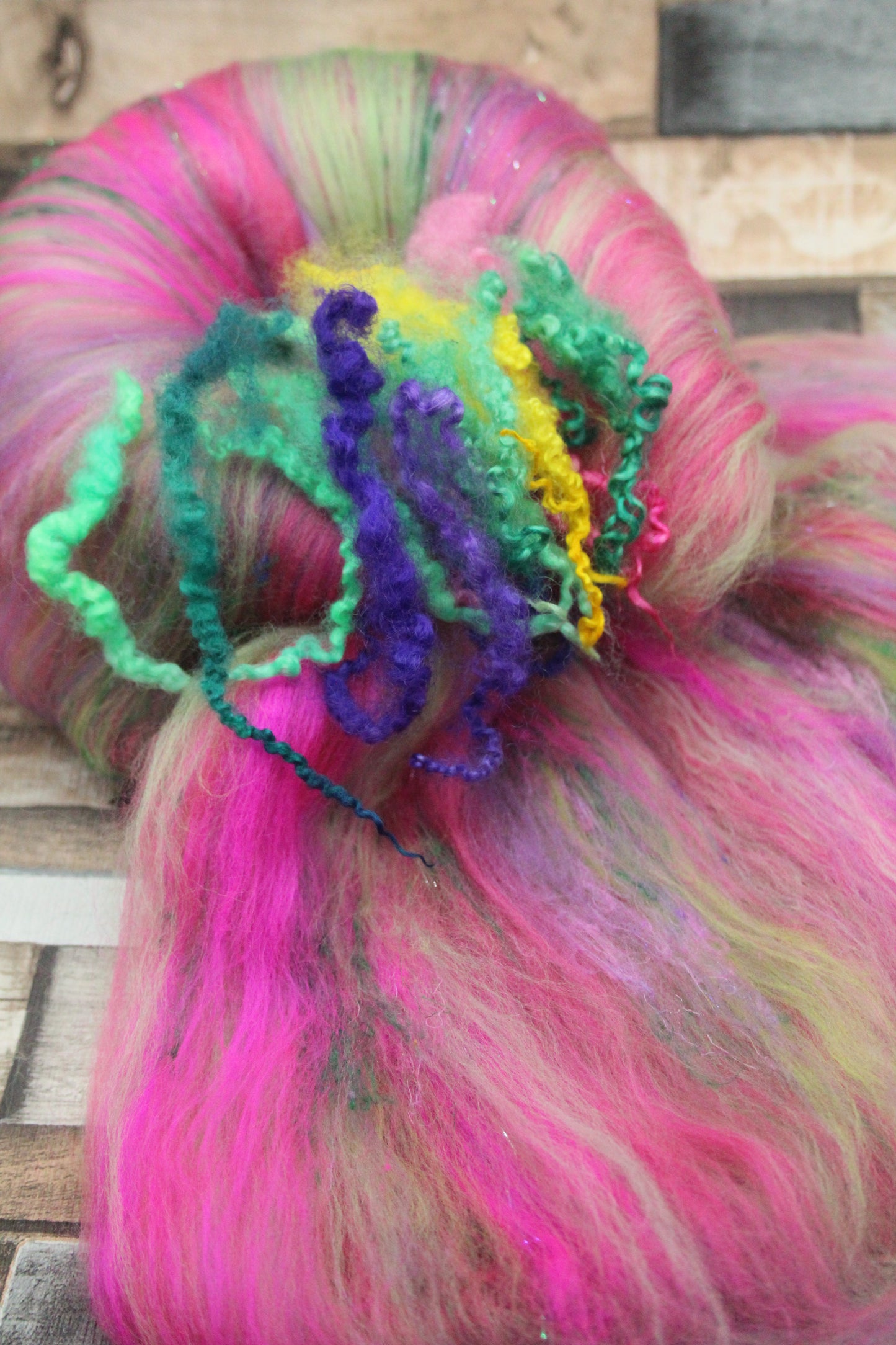 Merino Art Batt - Green Pink - 70 grams 2.4 oz - 3 grams of locks - Wool for felting, spinning and weaving