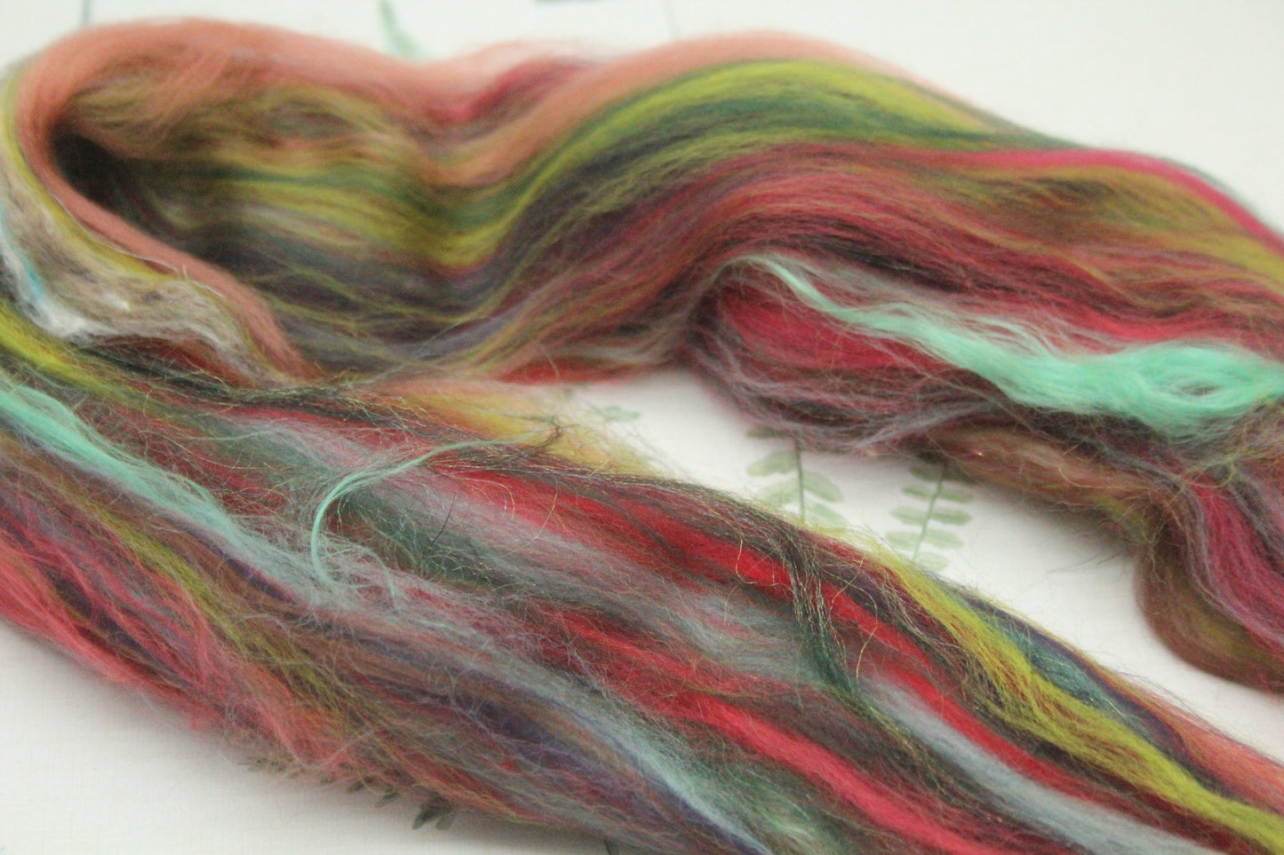 Merino Wool Blend - Red Green - 15 grams / 0.5 oz - Fibre for felting, weaving or spinning