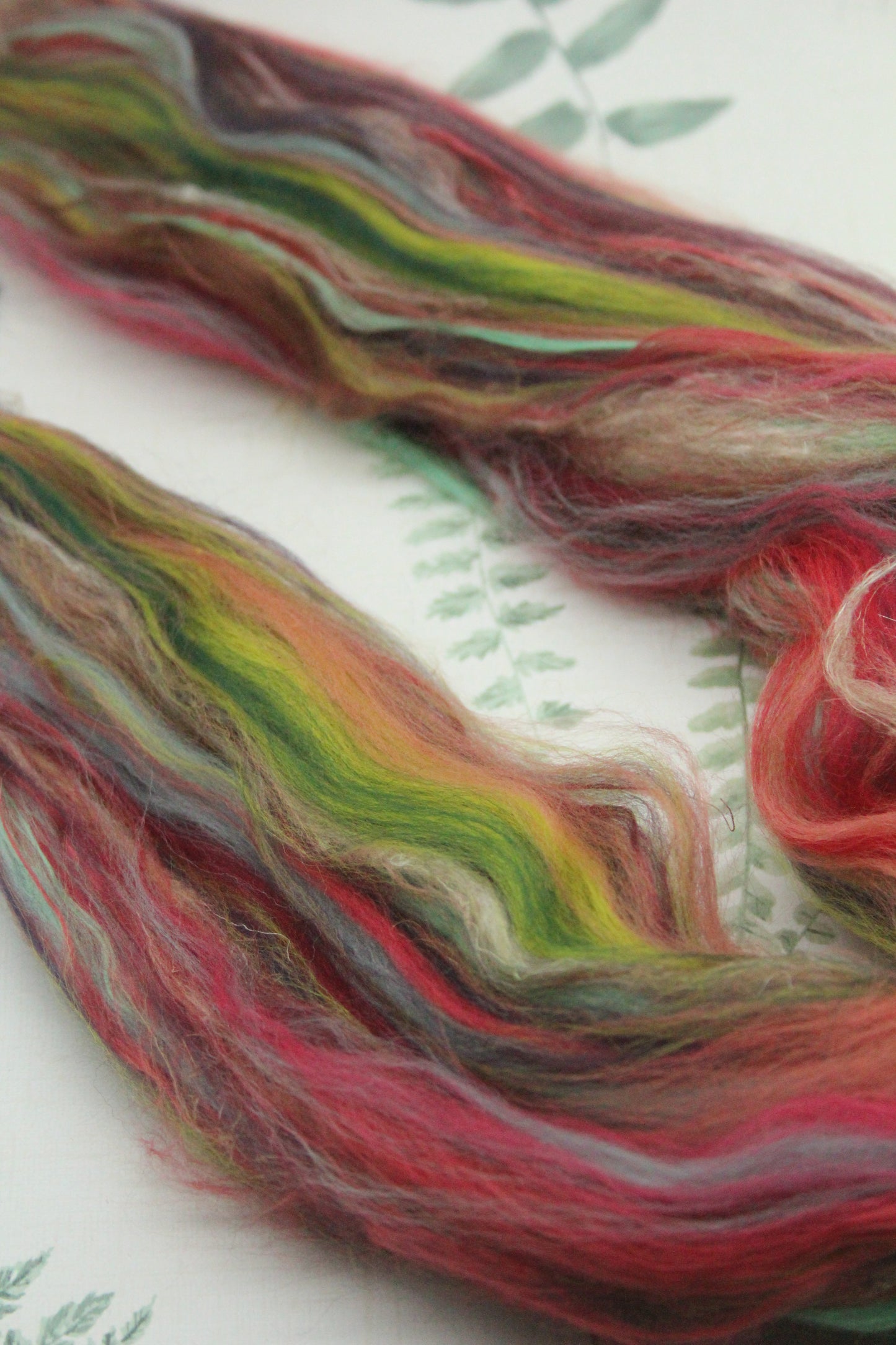 Merino Wool Blend - Red Green - 15 grams / 0.5 oz - Fibre for felting, weaving or spinning