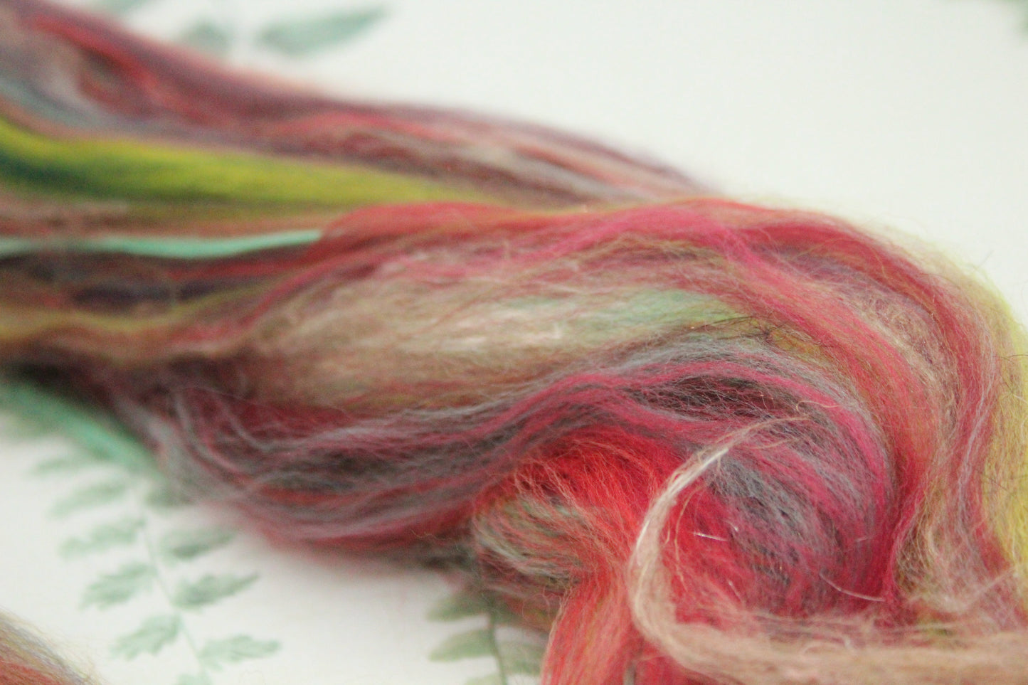 Merino Wool Blend - Red Green - 15 grams / 0.5 oz - Fibre for felting, weaving or spinning