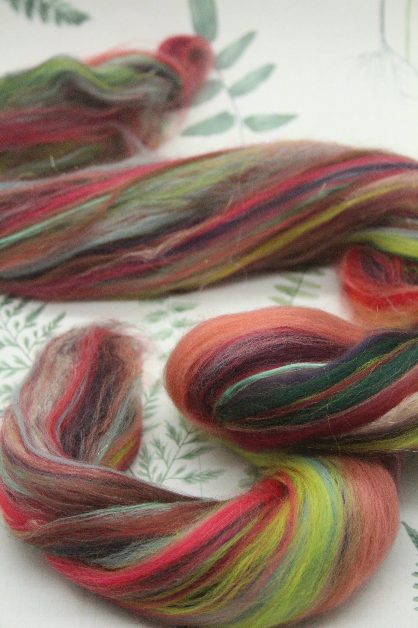 Merino Wool Blend - Red Green - 26 grams / 0.9 oz - Fibre for felting, weaving or spinning