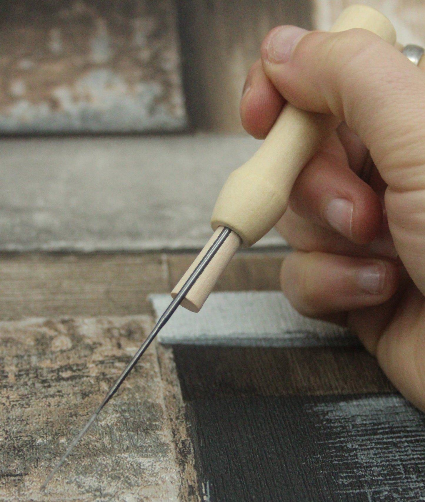 Wooden handle for a felting needle