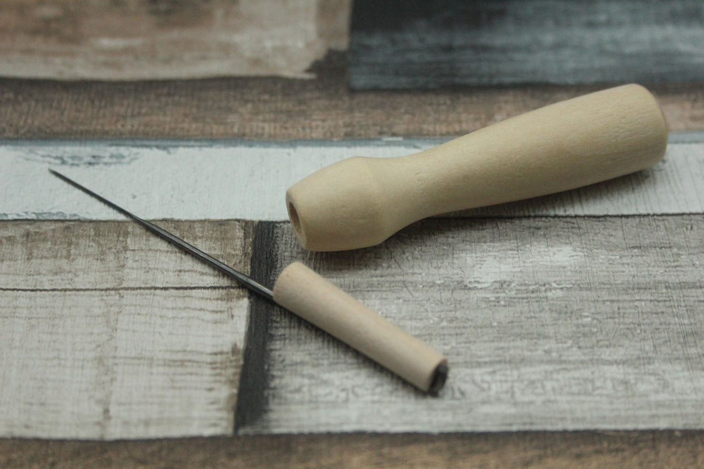 Wooden handle for a felting needle