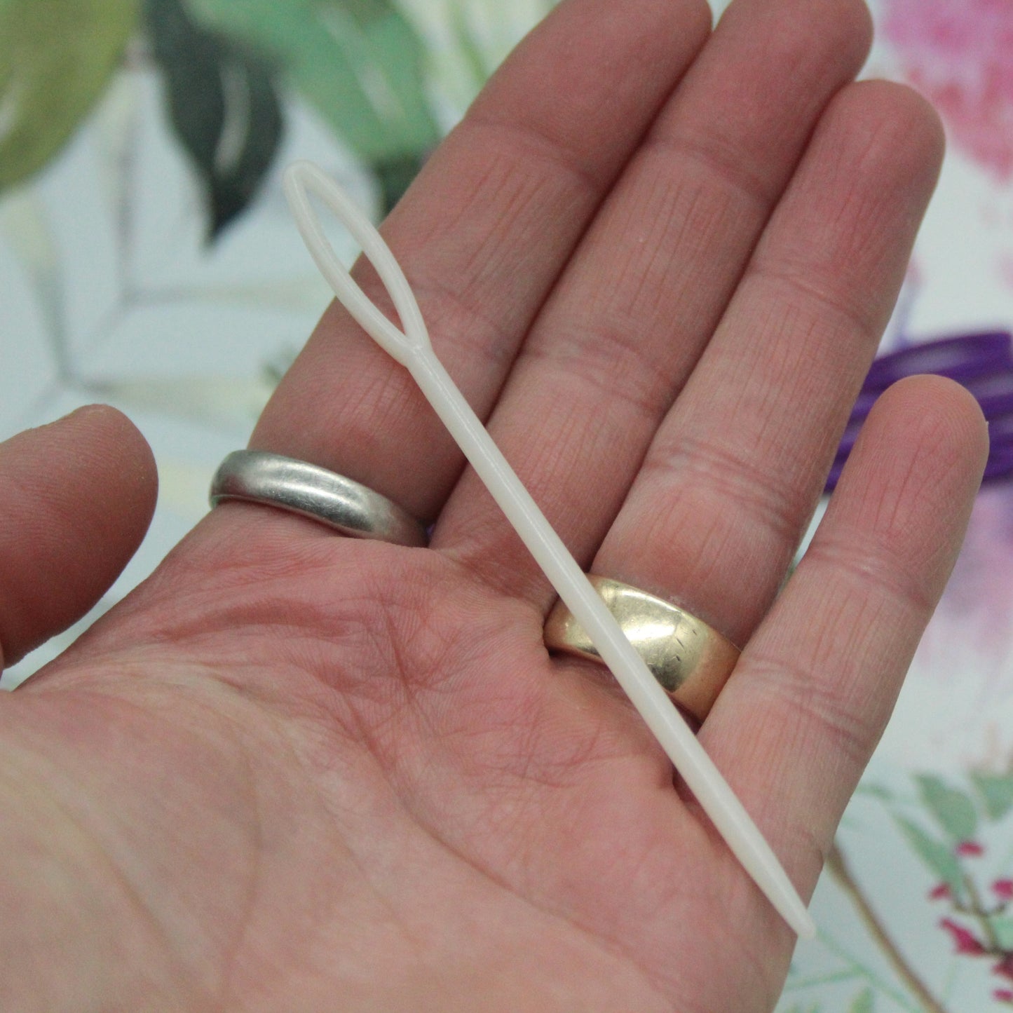 White Plastic Tapestry Needle 9cm