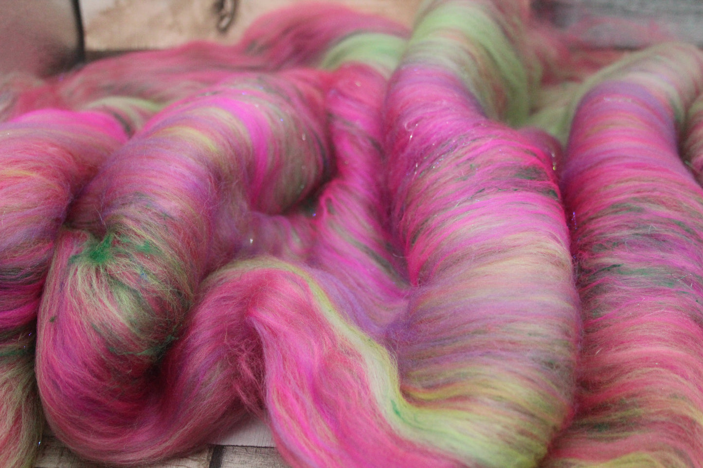 Merino Art Batt  - Green Pink  -  70 grams 2.4 oz - 3 grams of locks - Wool for felting, spinning and weaving