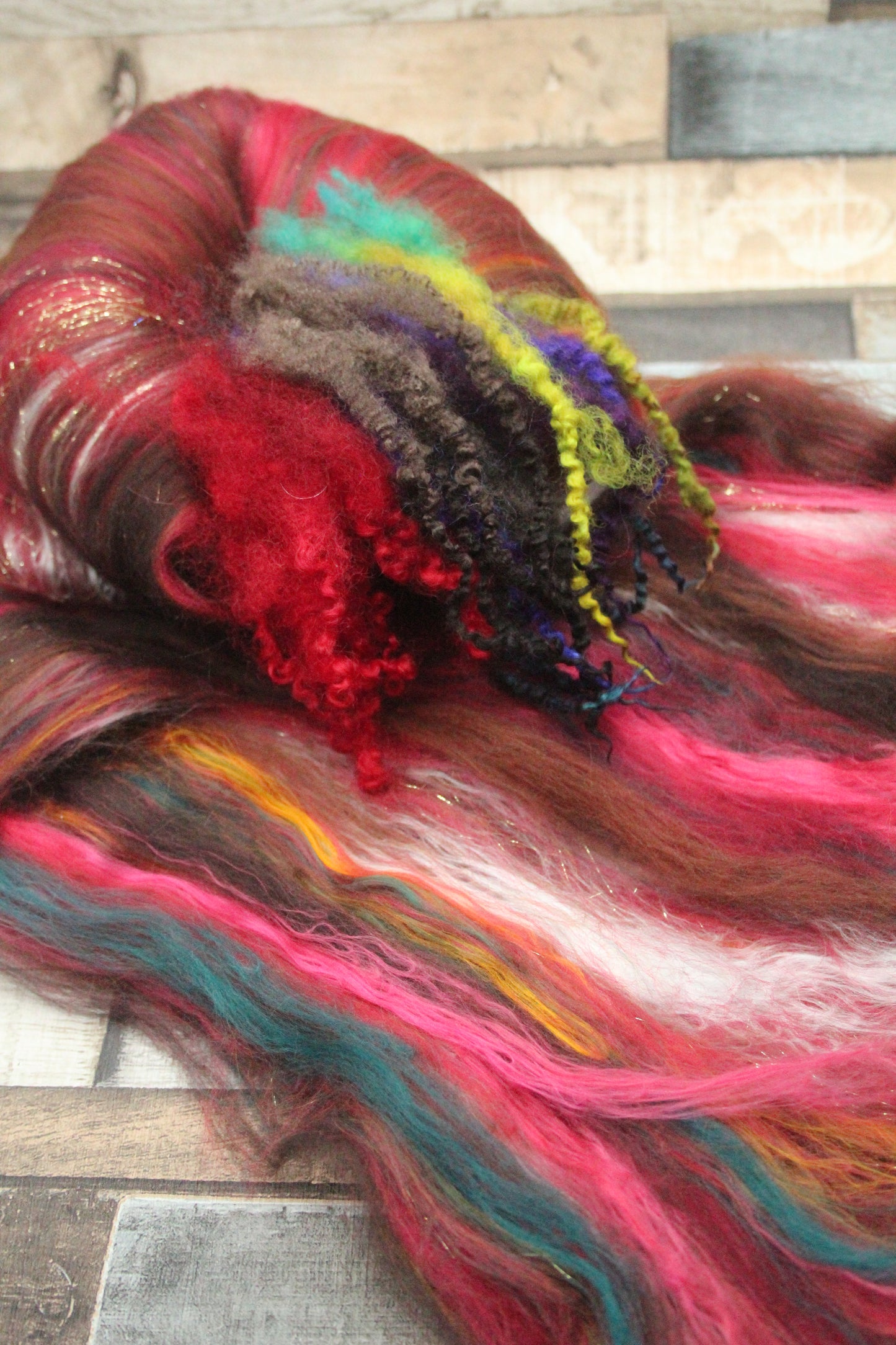 Merino Art Batt  - Green Red  -  70 grams 2.4 oz - 3 grams of locks - Wool for felting, spinning and weaving
