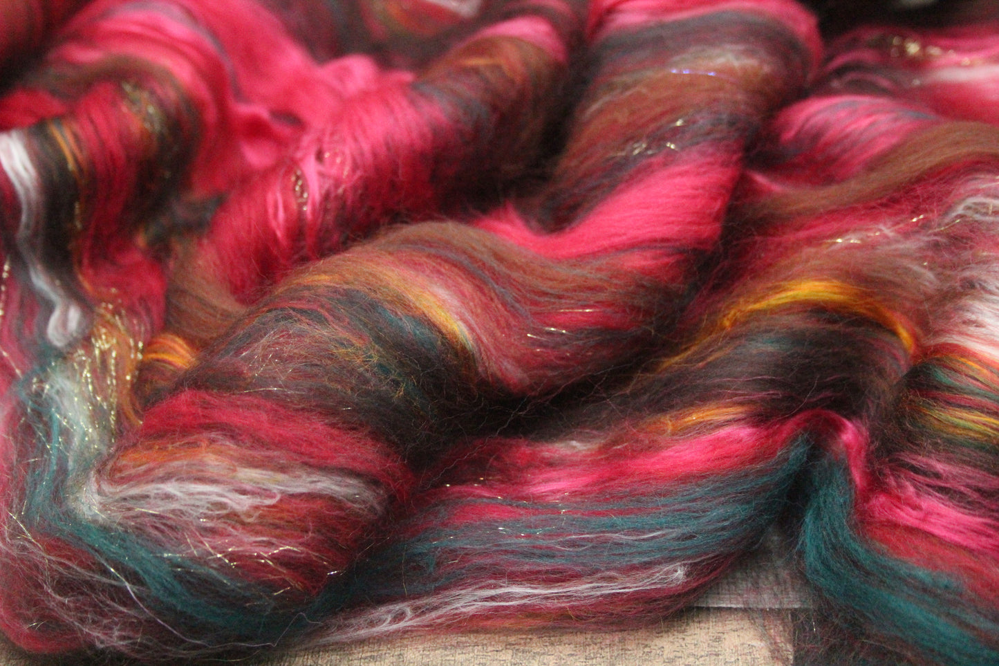 Merino Art Batt  - Green Red  -  70 grams 2.4 oz - 3 grams of locks - Wool for felting, spinning and weaving