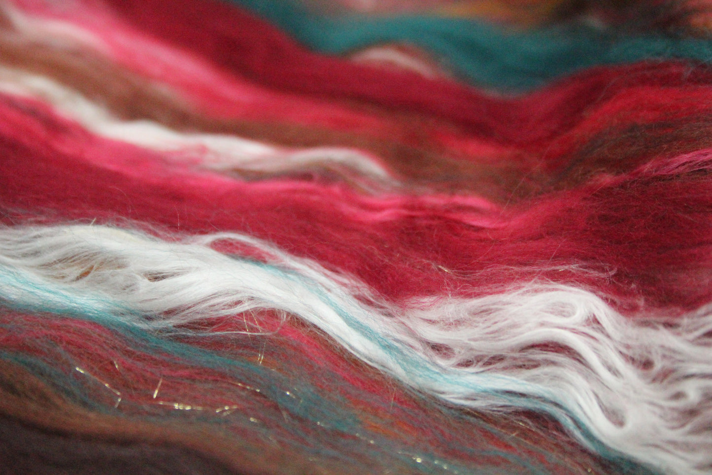 Merino Art Batt  - Green Red  -  70 grams 2.4 oz - 3 grams of locks - Wool for felting, spinning and weaving