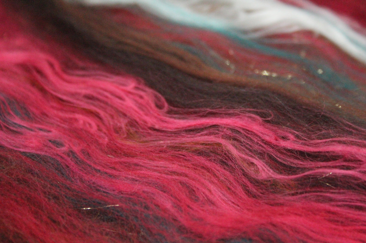 Merino Art Batt  - Green Red  -  70 grams 2.4 oz - 3 grams of locks - Wool for felting, spinning and weaving