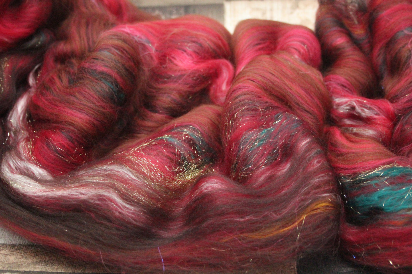 Merino Art Batt  - Green Red  -  70 grams 2.4 oz - 3 grams of locks - Wool for felting, spinning and weaving