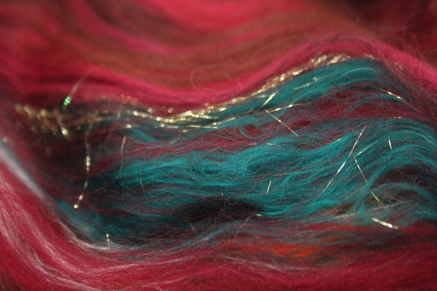 Merino Art Batt  - Green Red  -  70 grams 2.4 oz - 3 grams of locks - Wool for felting, spinning and weaving