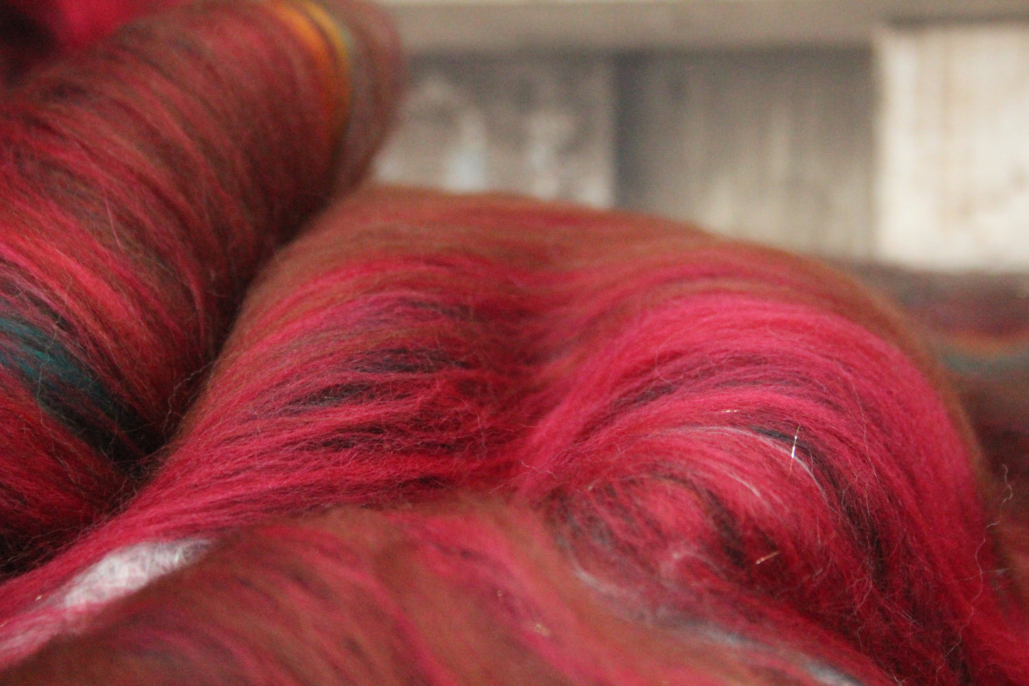 Merino Art Batt  - Green Red  -  70 grams 2.4 oz - 3 grams of locks - Wool for felting, spinning and weaving