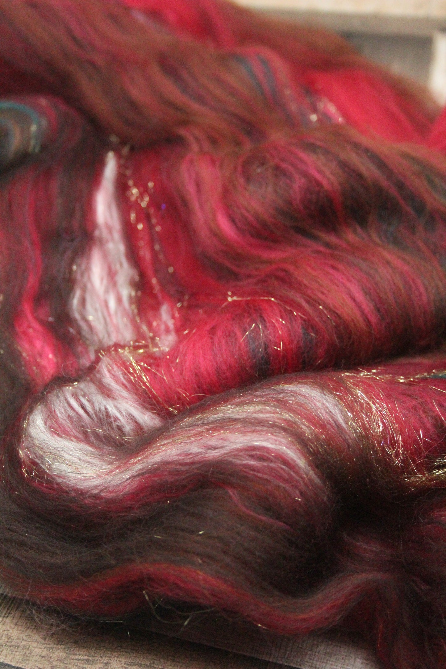Merino Art Batt  - Green Red  -  70 grams 2.4 oz - 3 grams of locks - Wool for felting, spinning and weaving