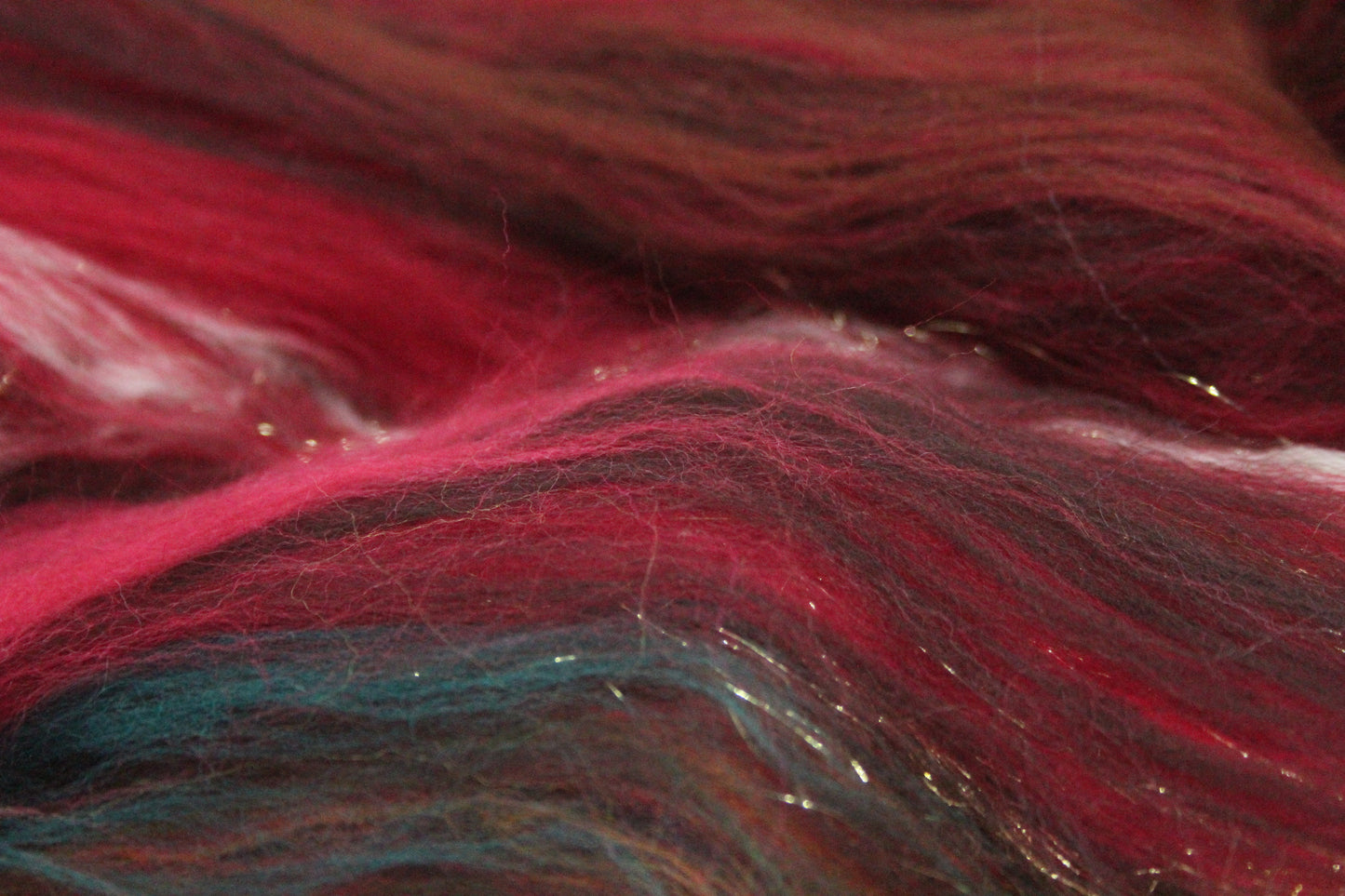 Merino Art Batt  - Green Red  -  70 grams 2.4 oz - 3 grams of locks - Wool for felting, spinning and weaving