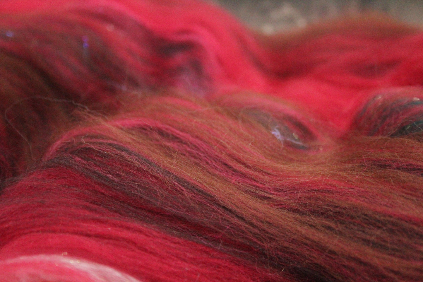 Merino Art Batt  - Green Red  -  70 grams 2.4 oz - 3 grams of locks - Wool for felting, spinning and weaving