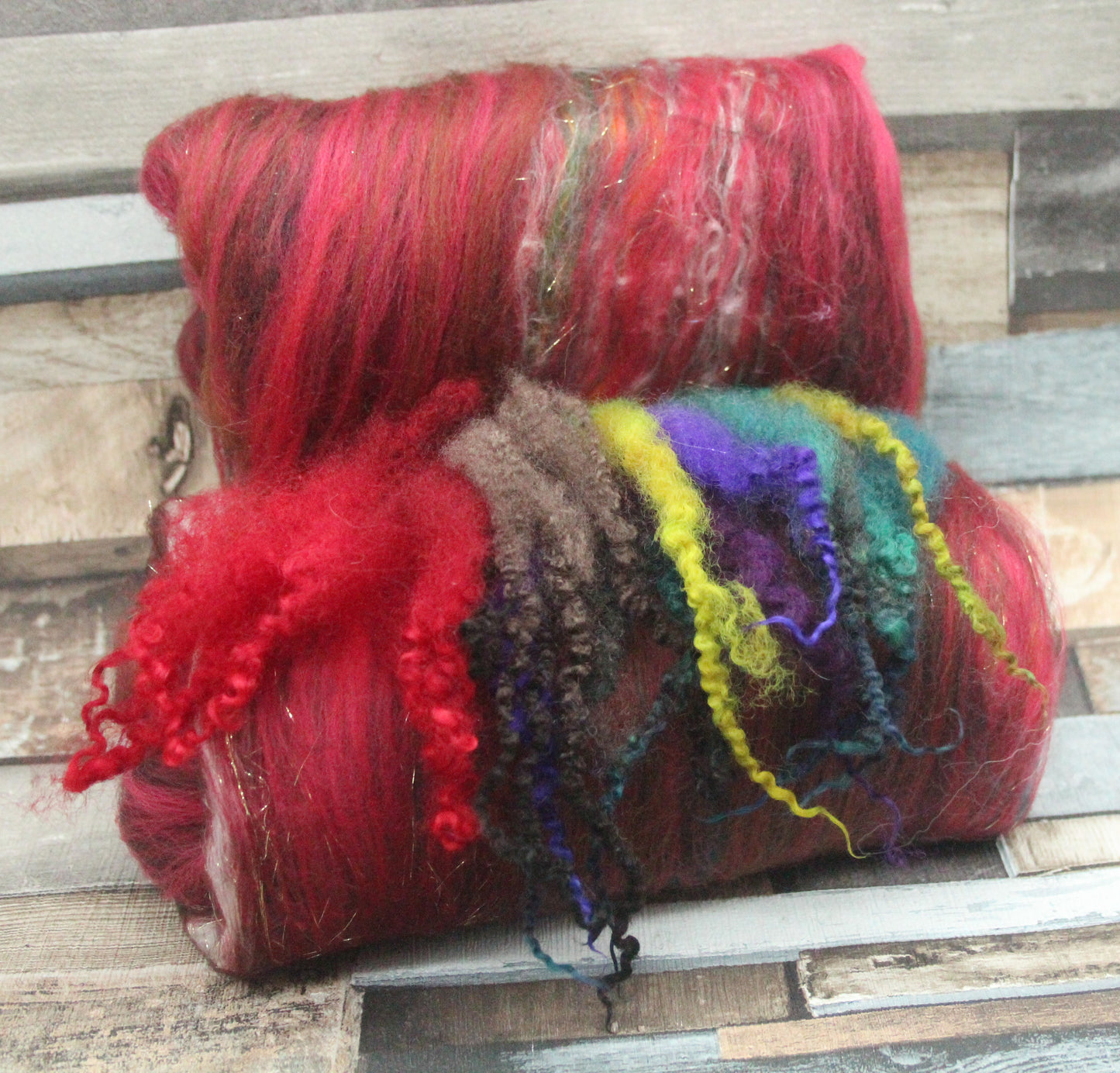Merino Art Batt  - Green Red  -  70 grams 2.4 oz - 3 grams of locks - Wool for felting, spinning and weaving