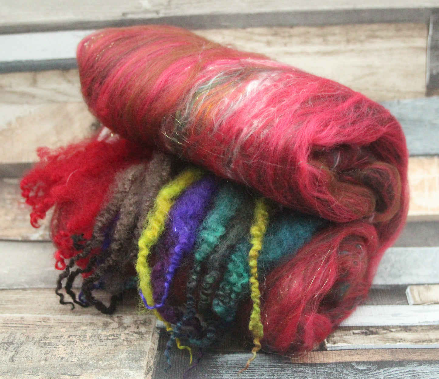Merino Art Batt  - Green Red  -  70 grams 2.4 oz - 3 grams of locks - Wool for felting, spinning and weaving
