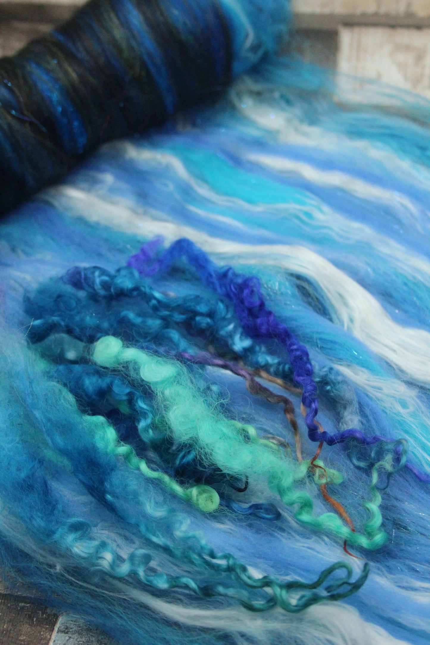 Merino Art Batt  - Black Blue  -  50 grams 1.7 oz - 5 grams of locks - Wool for felting, spinning and weaving