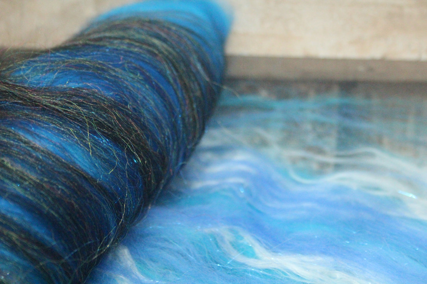 Merino Art Batt  - Black Blue  -  50 grams 1.7 oz - 5 grams of locks - Wool for felting, spinning and weaving