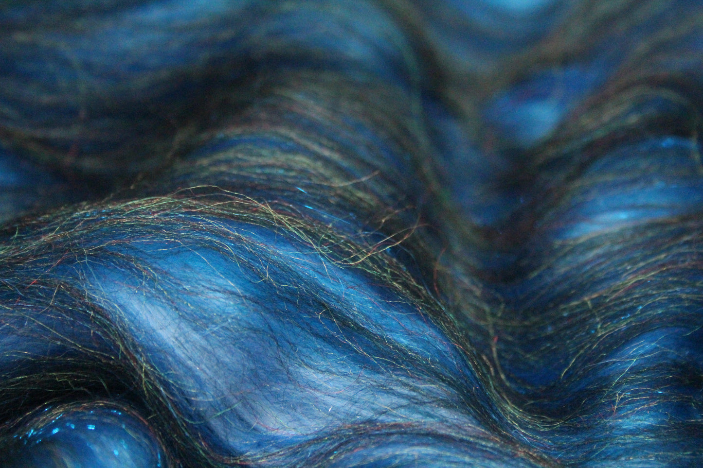 Merino Art Batt  - Black Blue  -  50 grams 1.7 oz - 5 grams of locks - Wool for felting, spinning and weaving
