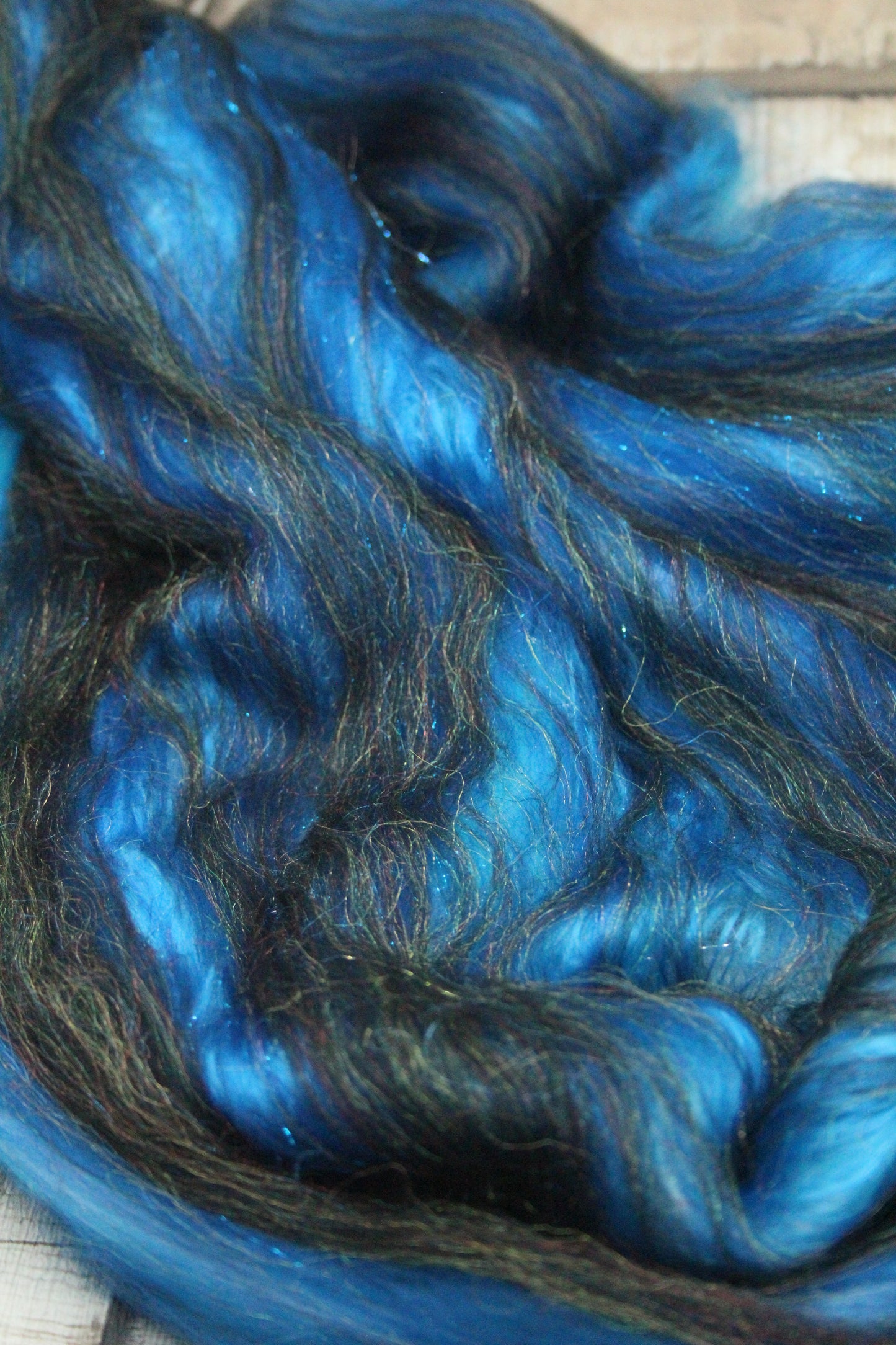 Merino Art Batt  - Black Blue  -  50 grams 1.7 oz - 5 grams of locks - Wool for felting, spinning and weaving