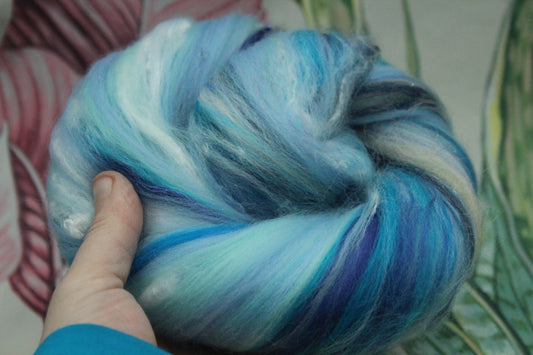 Merino Wool Blend - Blue White - 35 grams / 1.2 oz  - Fibre for felting, weaving or spinning
