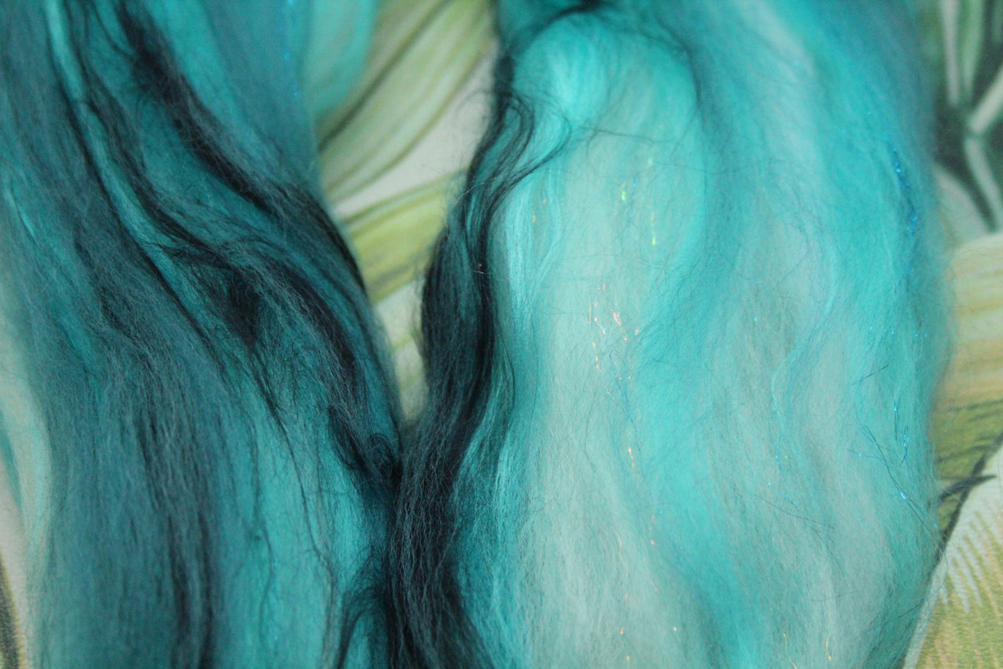 Merino Wool Blend - Turquoise White - 16 grams / 0.5 oz  - Fibre for felting, weaving or spinning