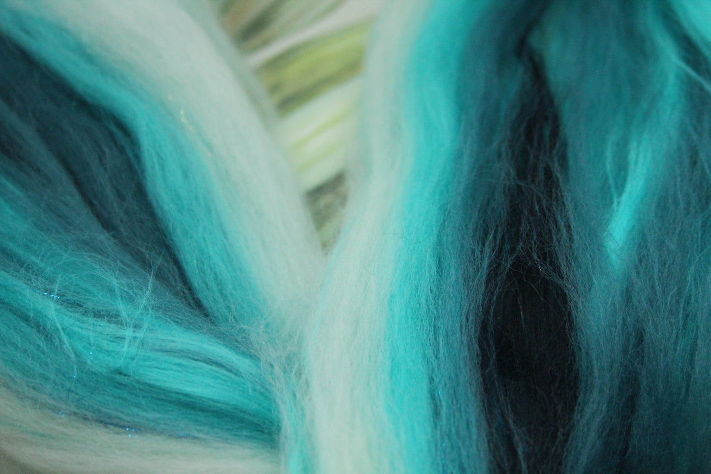 Wool Blend - Turquoise White - 21 grams / 0.7 oz  - Fibre for felting, weaving or spinning