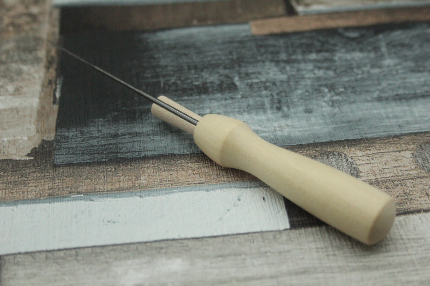 Wooden handle for a felting needle