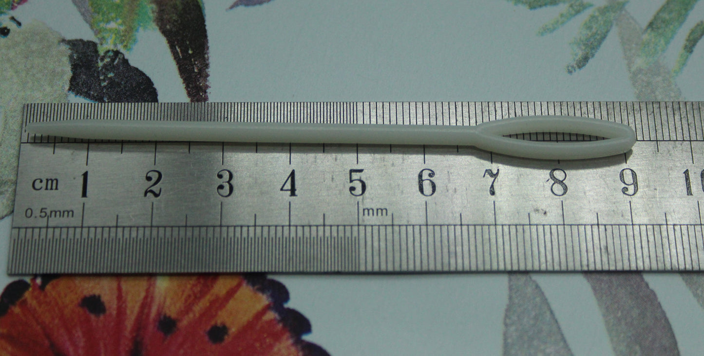 White Plastic Tapestry Needle 9cm